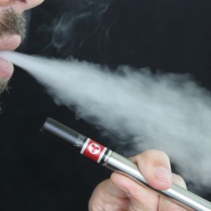 Cigarette électronique : quel avenir pour les vapoteurs ?